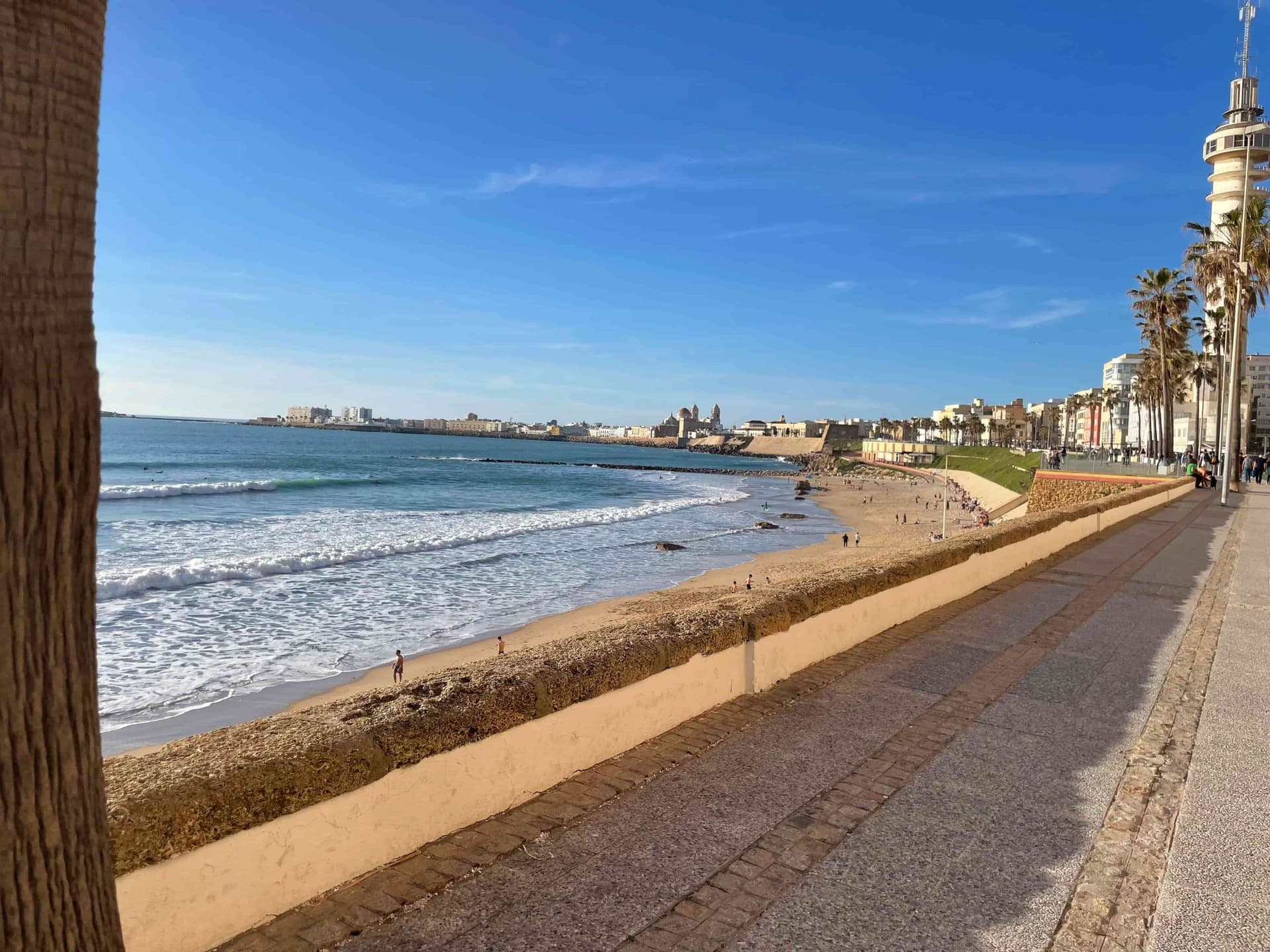 Le front de mer de la plage de Cadix sous un vent léger