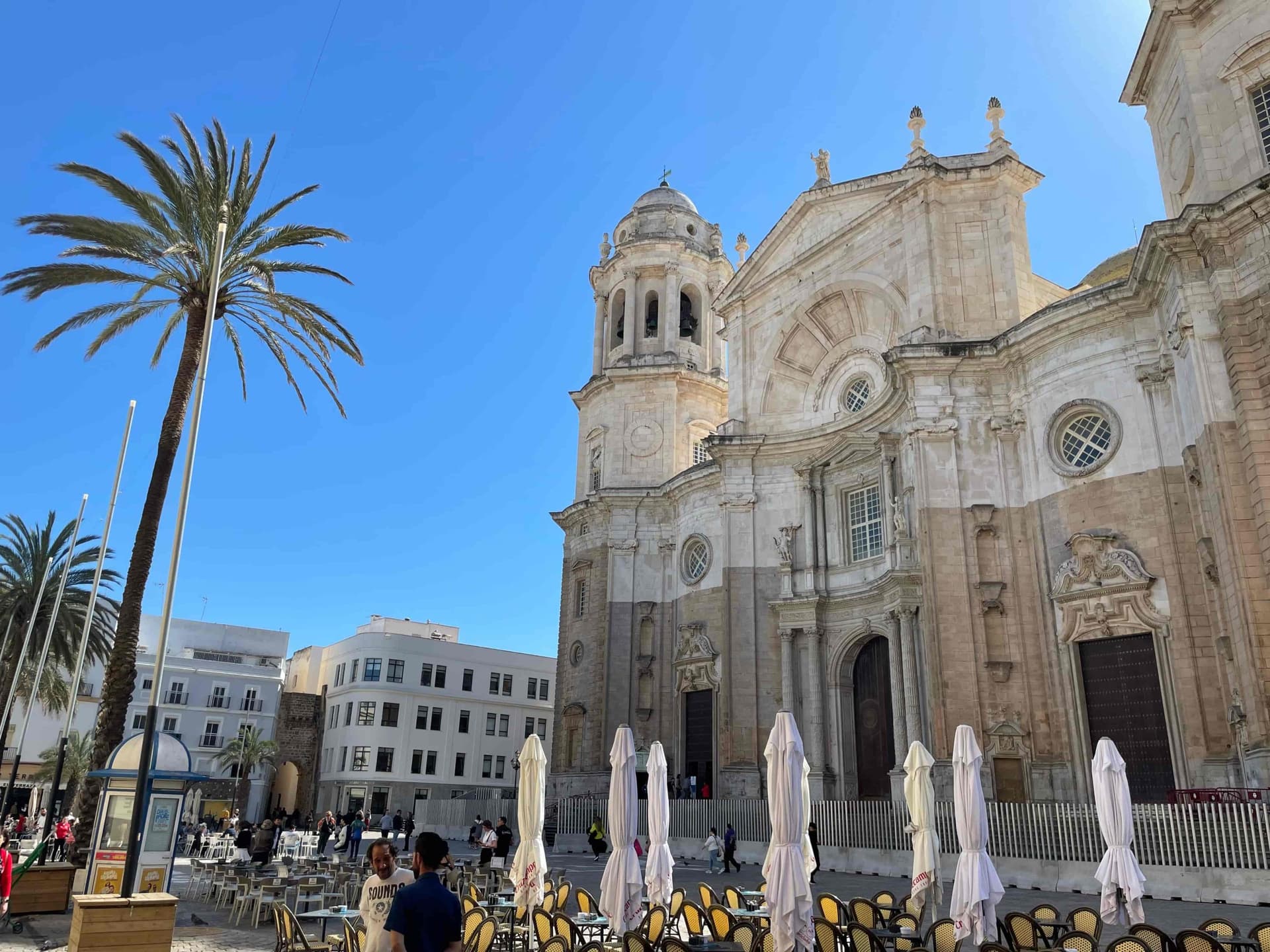 La cathédrale de Cadix sous un soleil chatoyant avec des palmiers
