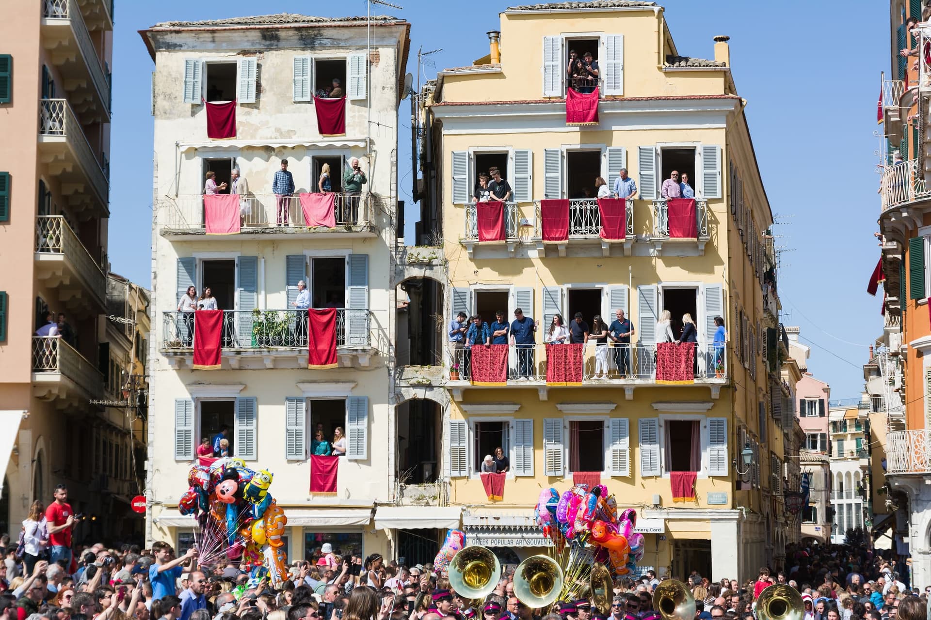 Les gens rassemblés sur une place principale avec des décorations pour Pâques