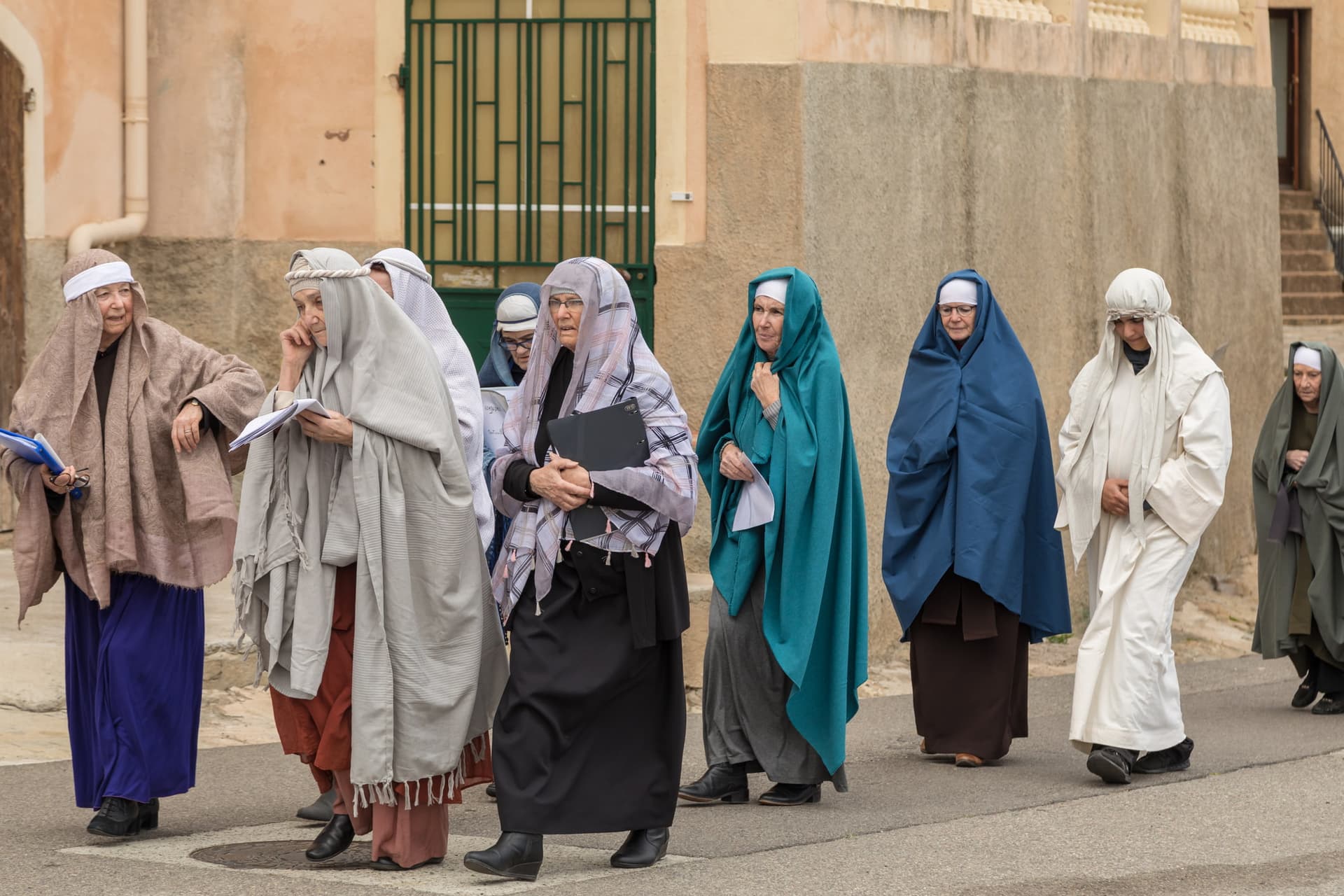 Une procession de vieilles dames pour Pâques