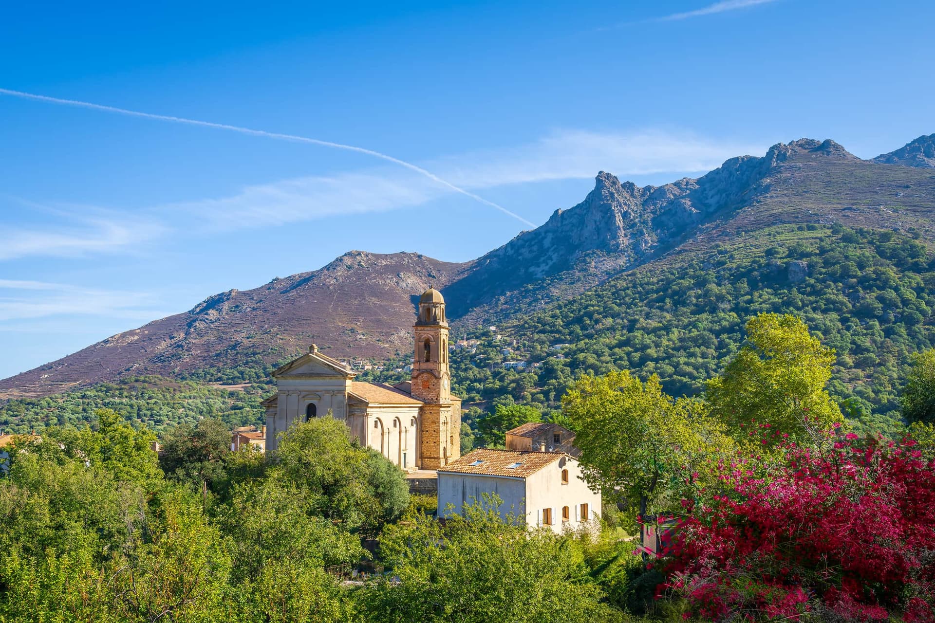 Église de Saint-Nicolas à Feliceto au printemps en Corse, destination idéale pour les vacances de Pâques en famille