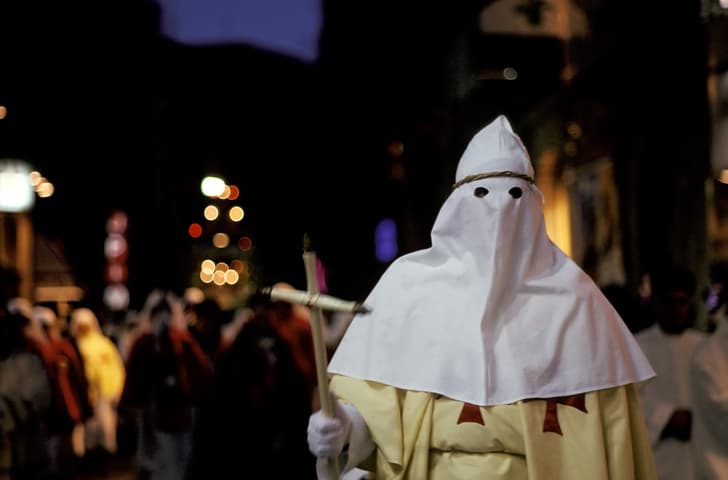 Confraternita incappucciata durante una processione di Pasqua in Sicilia