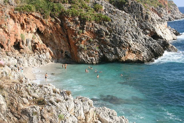 Cala nella Riserva dello Zingaro in Sicilia con acqua turchese e scogliere rocciose