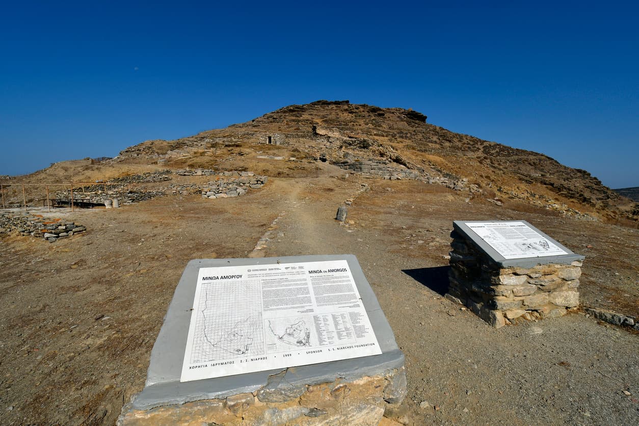 Une colline désertique avec quelques panneaux touristiques pour randonner