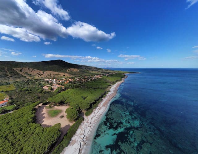 Vista aerea della costa di Pianosa, con acque basse e trasparenti tipiche di una delle isole vicino all’Elba più particolari.