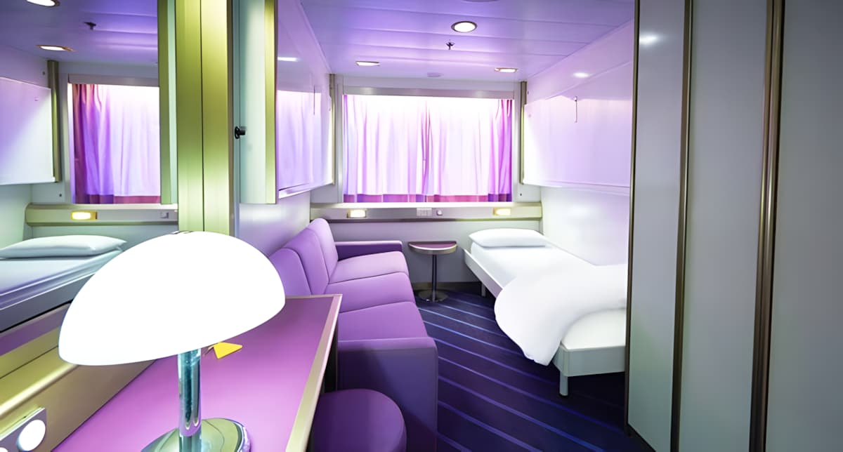 Une cabine de bateau, luxueuse, avec une fenêtre et une décoration de goût