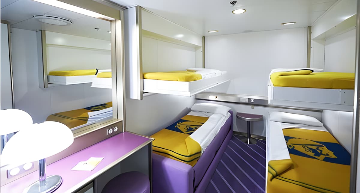 Une cabine familiale sans fenêtre, joliment décorée avec des couchettes et un éclairage de goût