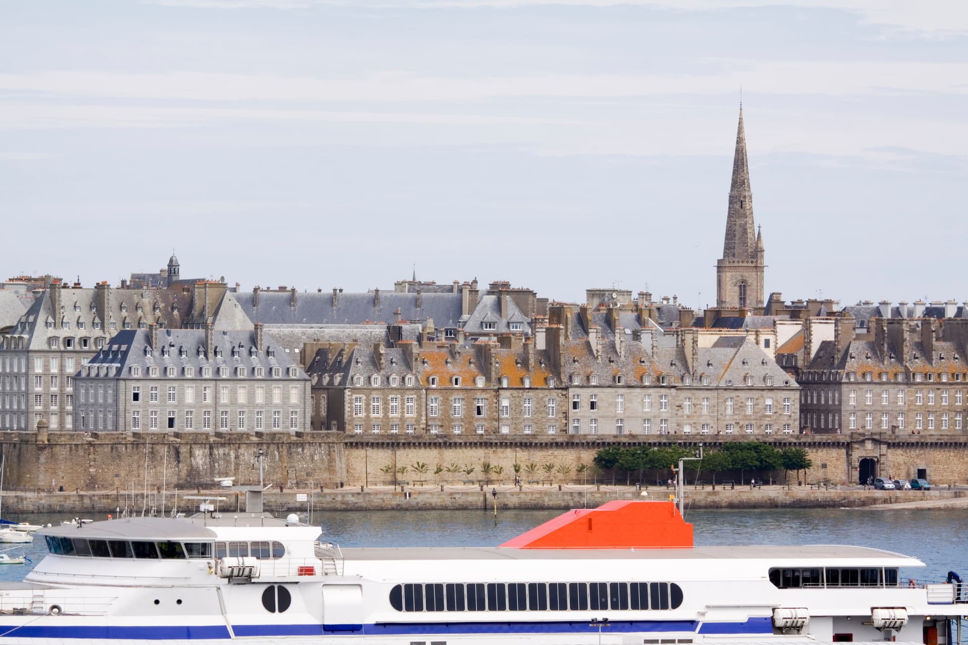 Un ferry rouge et blanc au départ du port de Saint Malo en Bretagne.
