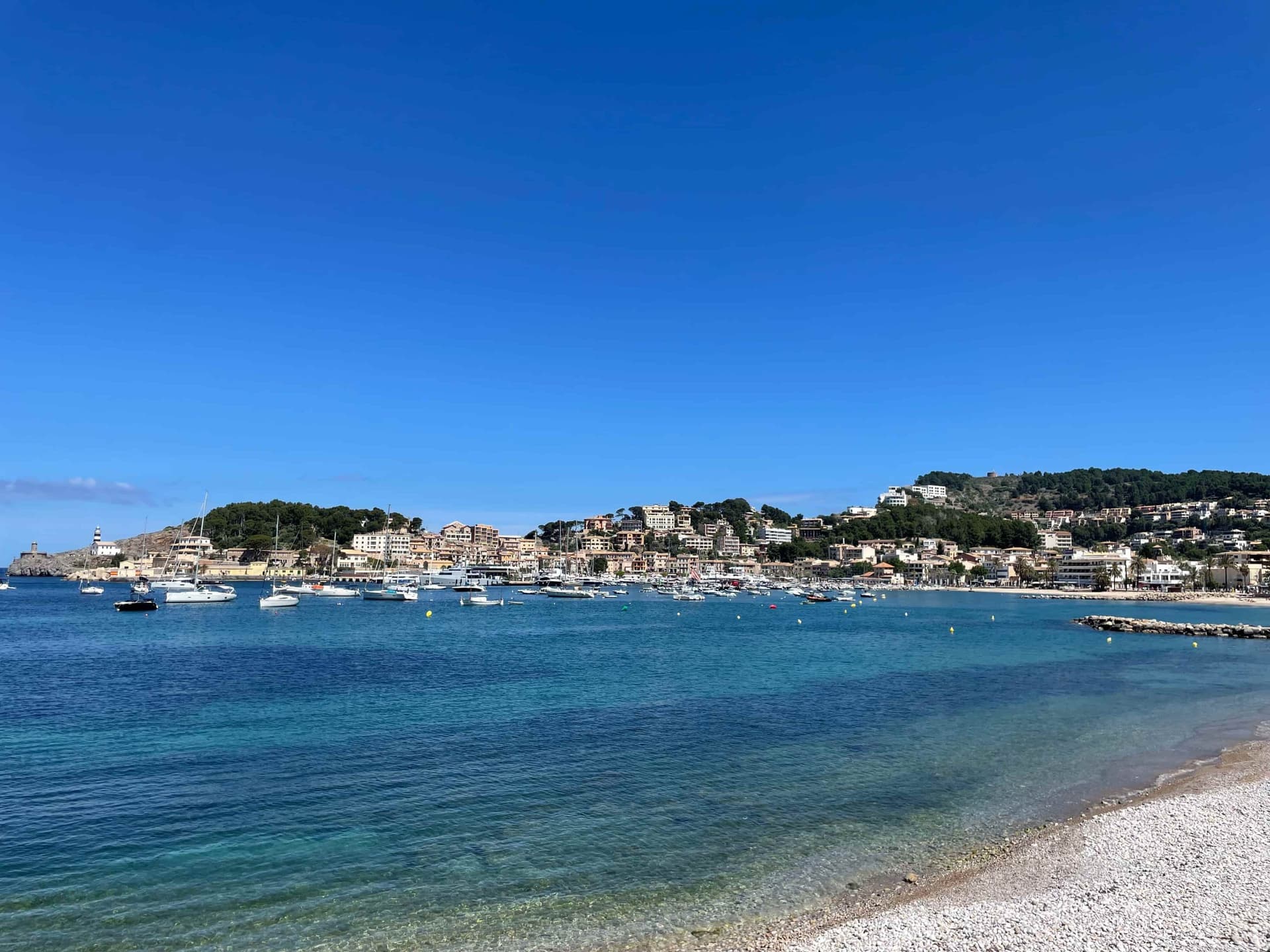 Une magnifique baie avec un village côtier et une eau bleu clair
