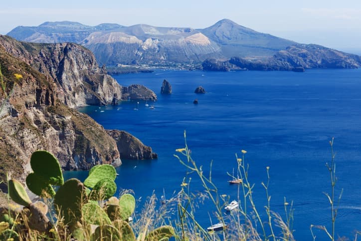 Panorama dal Bevedere Quattrocchi con vista sui faraglioni e sul mare.