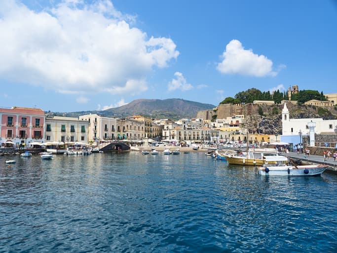 Marina Corta a Lipari con barche e case affacciate sul mare