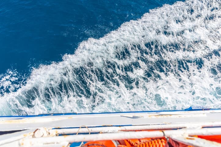 Scia del traghetto nel mare blu durante la traversata verso la Sardegna