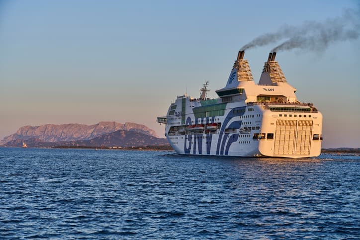 Traghetto passeggeri diretto in Sardegna durante la navigazione al tramonto