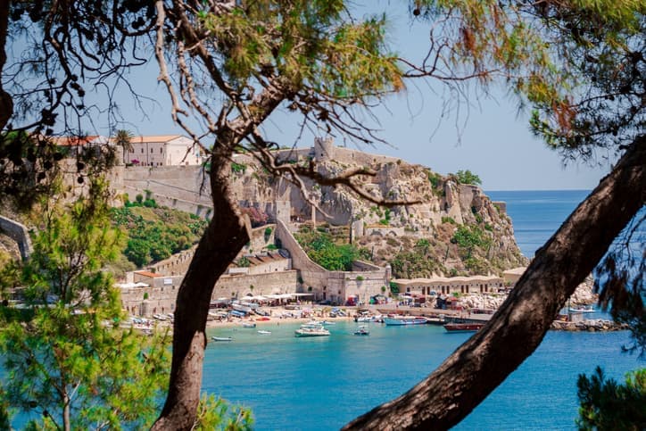 Borgo fortificato di San Nicola, Isole Tremiti, con baia turchese sullo sfondo