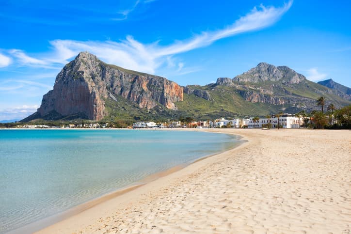 Spiaggia di San Vito Lo Capo con Monte Monaco sullo sfondo, mare turchese e sabbia bianca