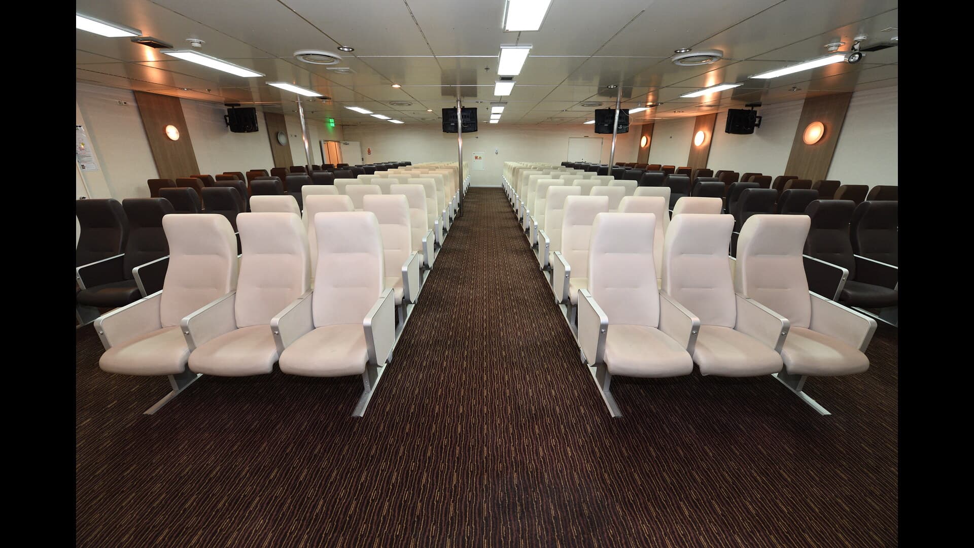 Economy 指定席位 - Lounge 5