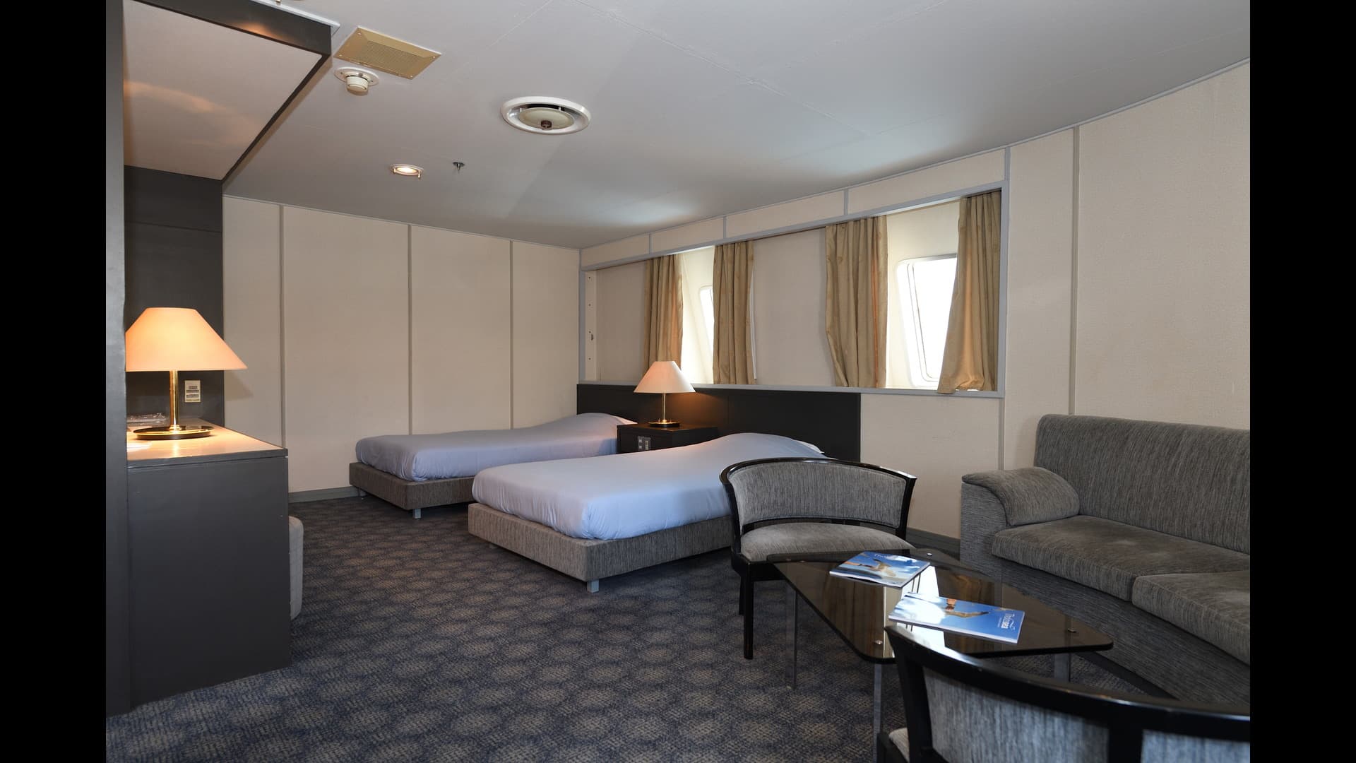 Lux Cabin with window (WC, 淋浴)