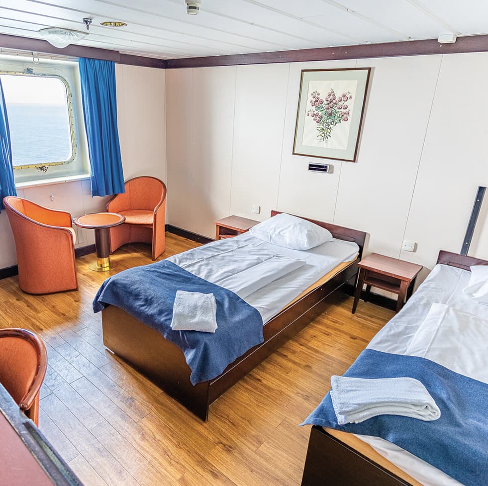 Cabin with window (WC, シャワー, テレビ, 冷蔵庫)