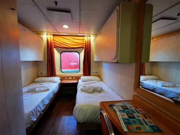 Cabin with window (WC, 淋浴, 电话)