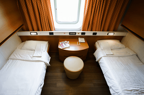 Cabin with window (WC, 淋浴)