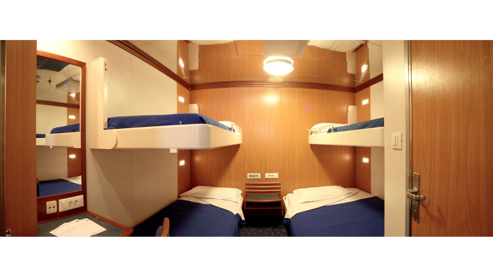 Cabin with window (WC, 淋浴)