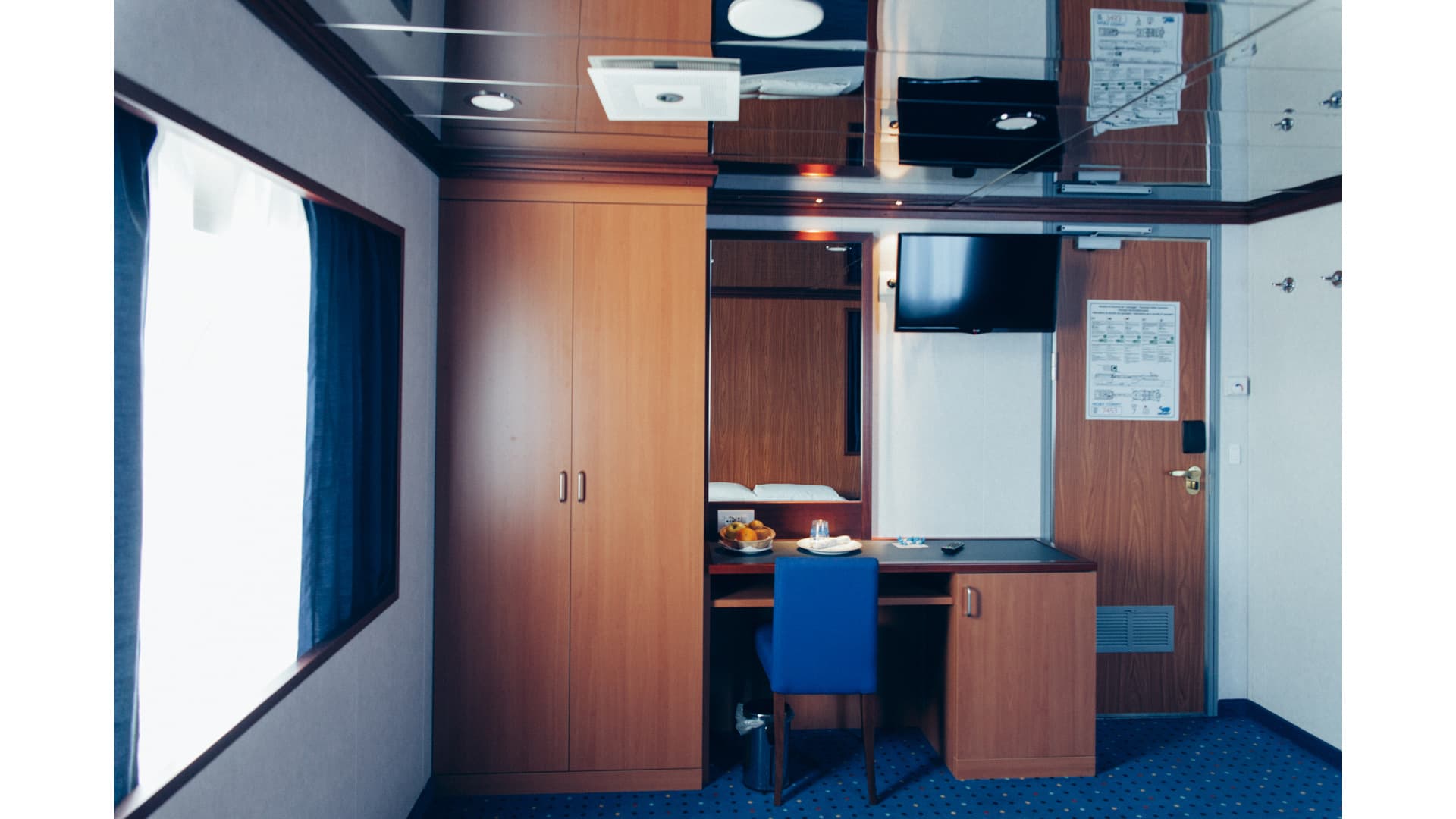 Lux Kabine mit Fenster (WC, Dusche, Fernsehen, Radio, Doppelbett, Kühlschrank, Suite, Airdryer, Breakfast included, Doppelbett)