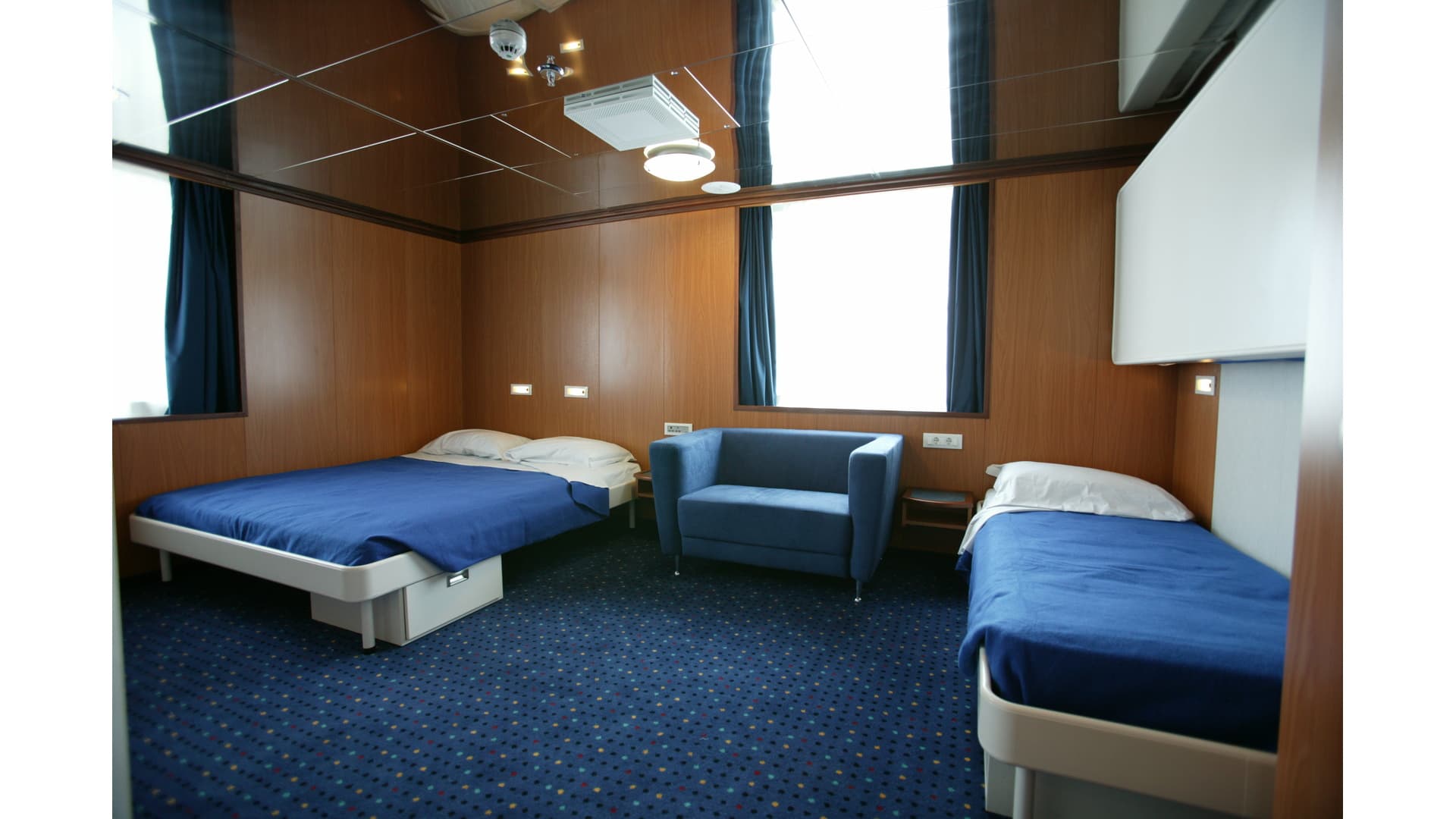 Cabin with window (WC, 淋浴, 无线电, 双人床, Airdryer)