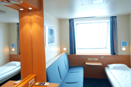 Cabin with window (WC, 샤워)