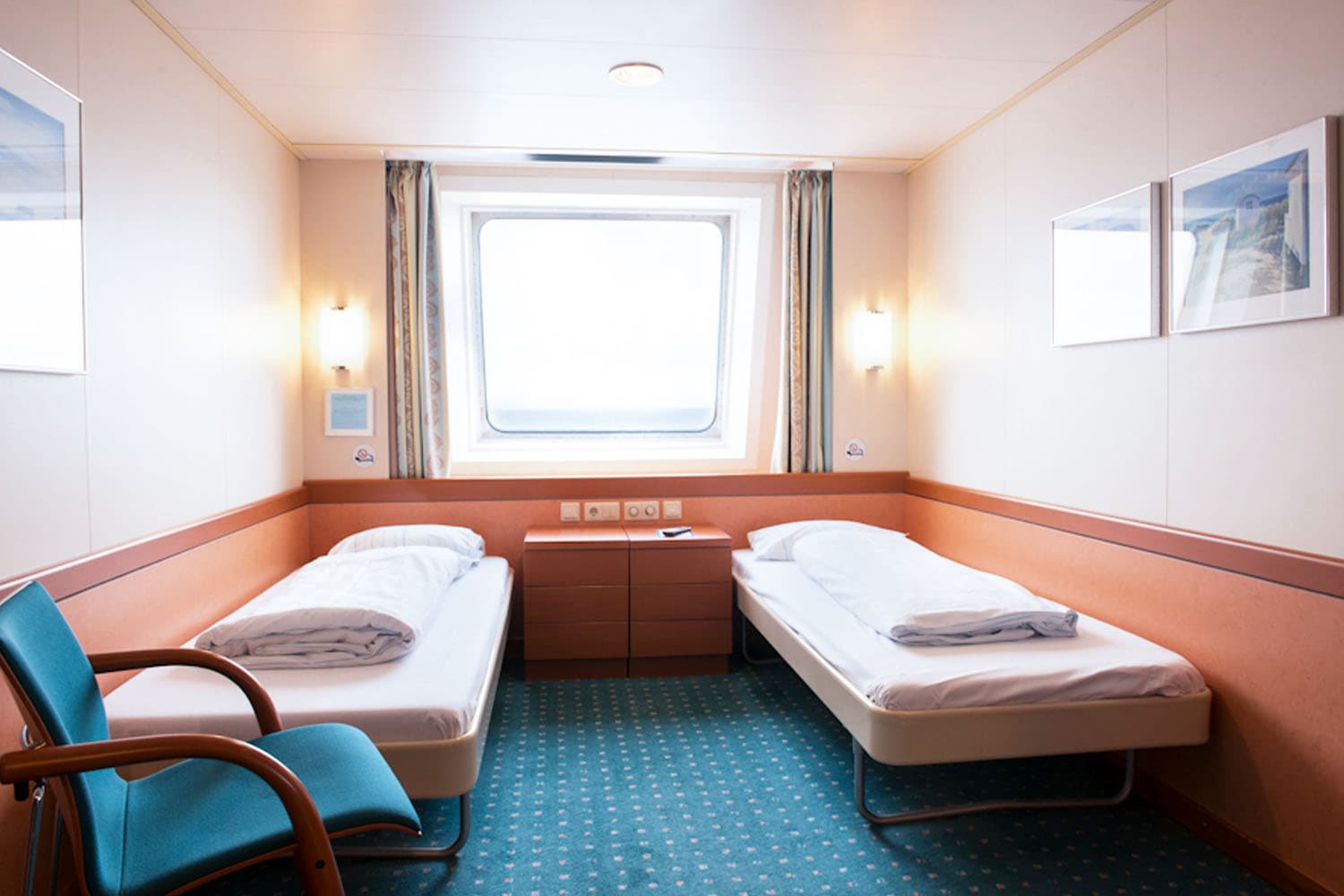 Lux Cabin with window (WC, Shower, TV)