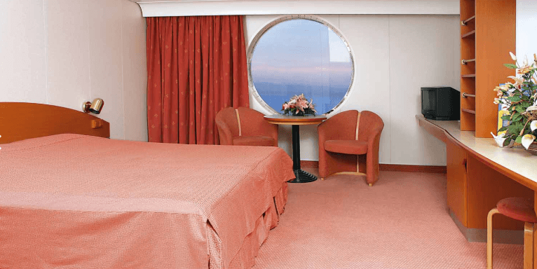 Cabina esterna su un traghetto, caratterizzata da un design classico e confortevole