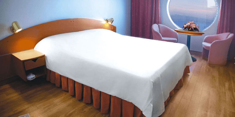 Olympic-champion-double-bed-cabin