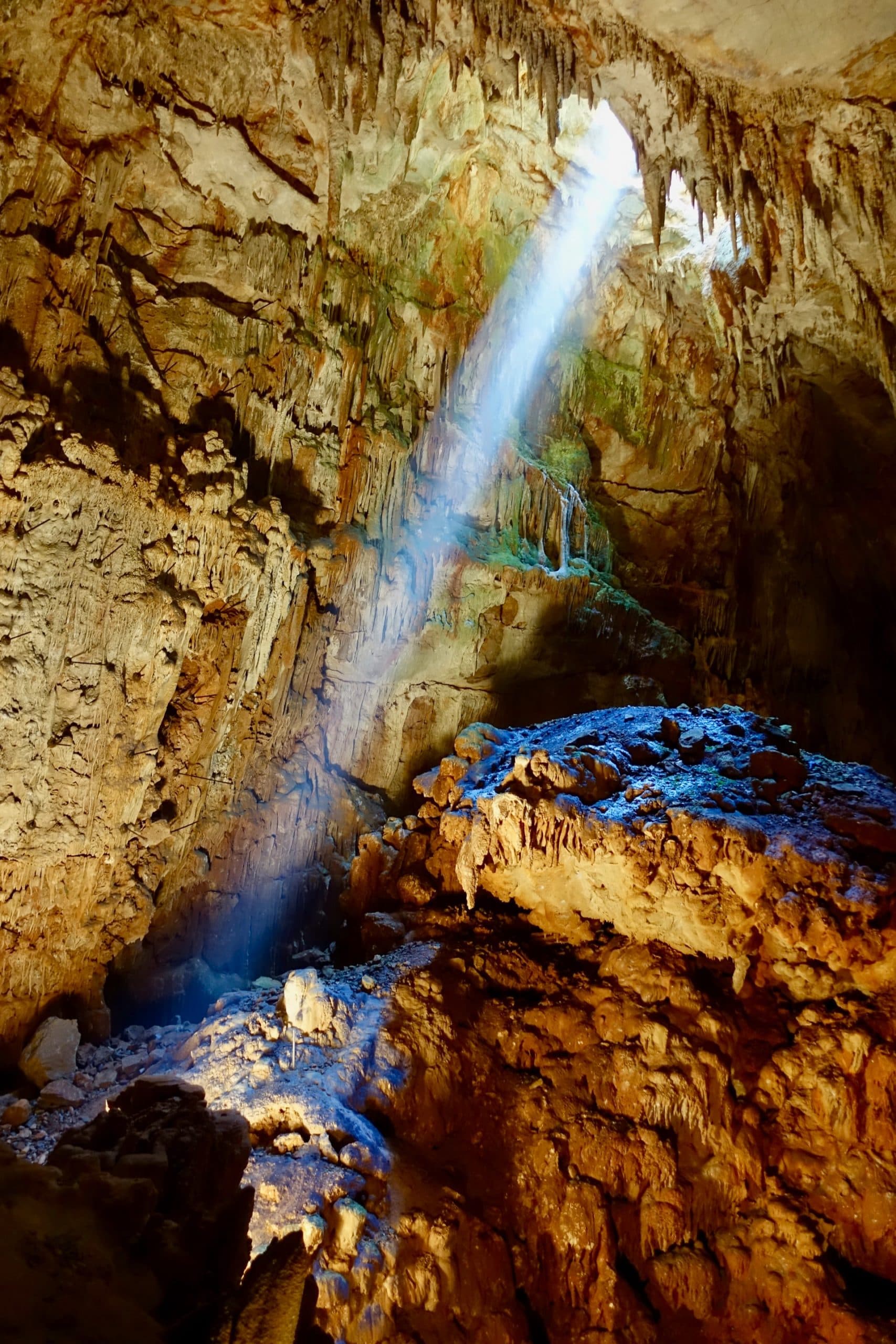 Olympi Mağarası büyüleyici atmosferiyle dikkat çekiyor.