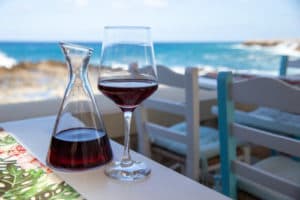 Degustazione di vino cretese in un ristorante sul lungomare di Creta