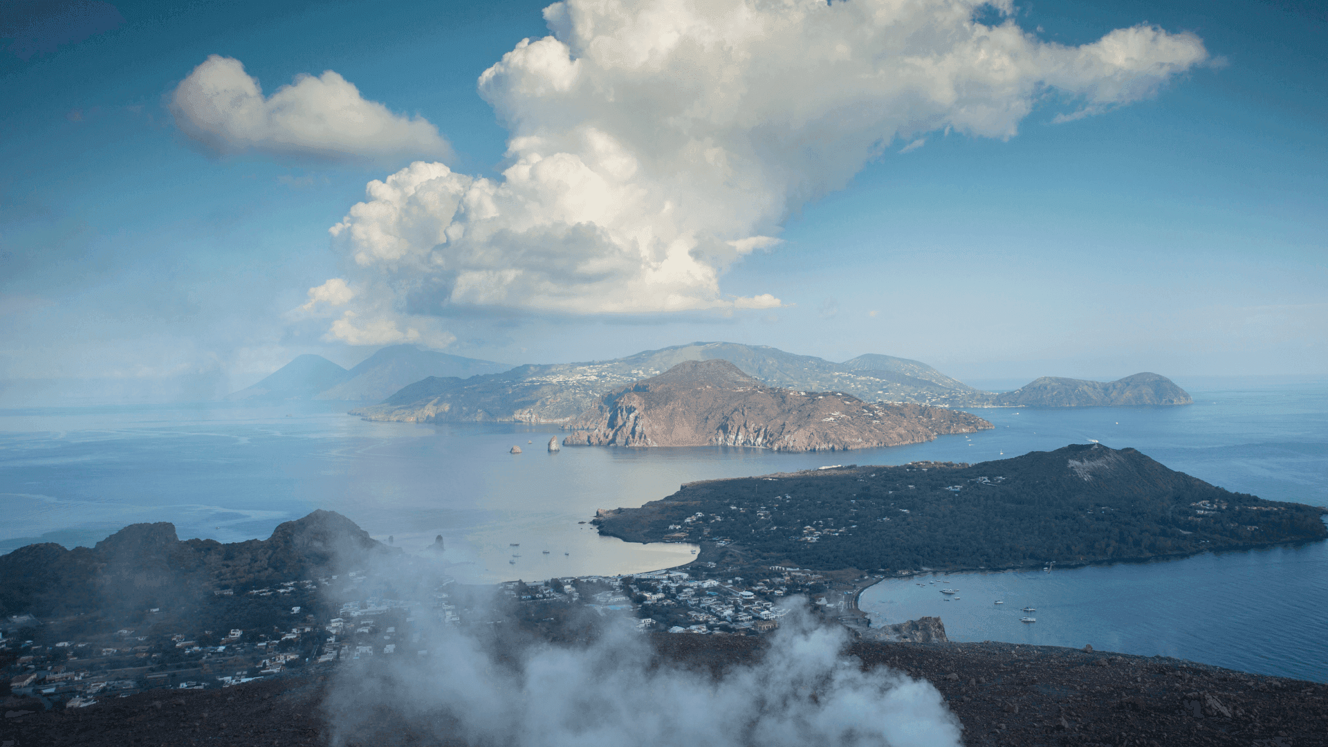 Une péninsule montagneuse surmontée de nuages