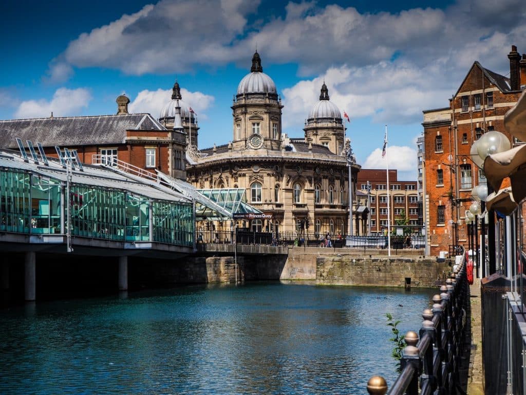 Historische Gebäude und moderne Glasbrücke in Hull, England.
