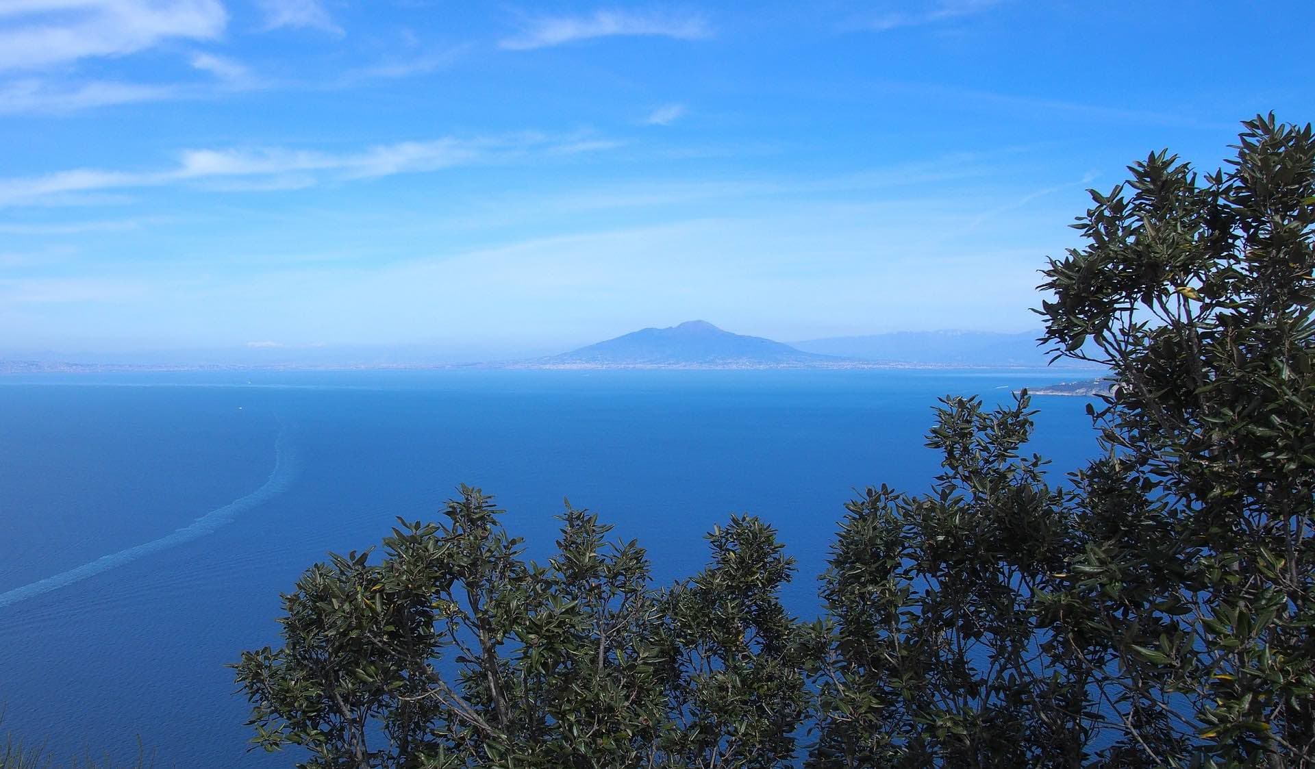 VIAGGIO IN TRAGHETTO TRA LE ISOLE DEL GOLFO DI NAPOLI