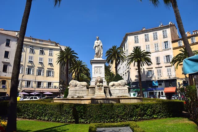 Piazza Foch ad Ajaccio, in Corsica, con la statua di Napoleone Bonaparte al centro