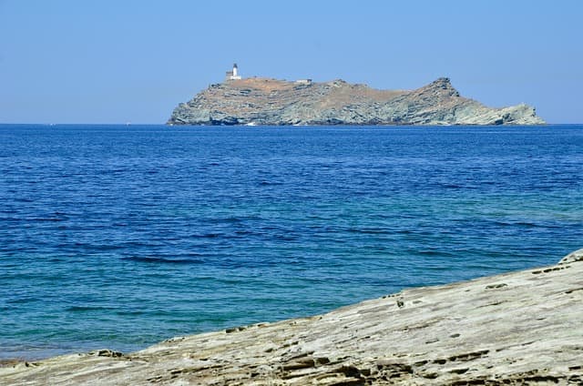 Veduta del mare con l’isola di Giraglia sullo sfondo, situata all’estremità settentrionale della Corsica, vicino a Cap Corse