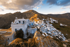 θεα σε ασπρα σπιτια στην χωρα τησ σιφνου αναμεσα στην αγρια φυση του νησιου