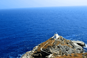 θεα σε εκκλησακι στην ακρη του νησιου της σεριφου