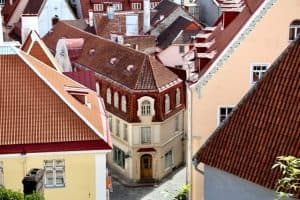 gula byggnader med röda tak sett från ovan i tallinn, estland