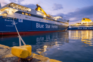 Πλοιο της Blue Star Ferries με λευκα,μπλε, κιτρικα και κοκκινα χρωματα αραγμενο σε καποιο λιμανι το απογευμα