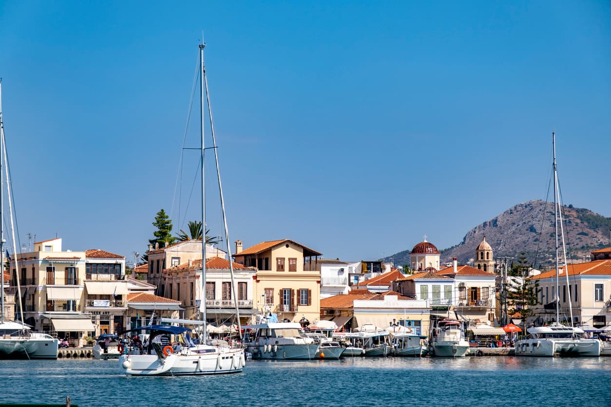 Το γραφικό λιμάνι της Αίγινας.