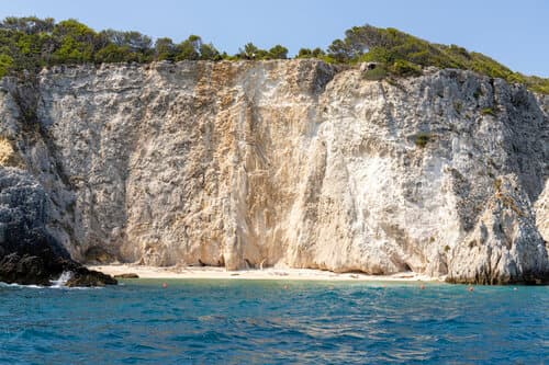 Baia dei Pagliai auf der Insel San Domino im Archipel der Tremiti-Inseln. Der weiße Sandstrand.