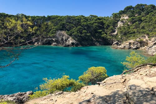 Die Bucht von Cala Matano auf den Tremiti-Inseln, Italien. Bucht mit klarem blauem Meer im Sommer an einem sonnigen Tag in Italien.