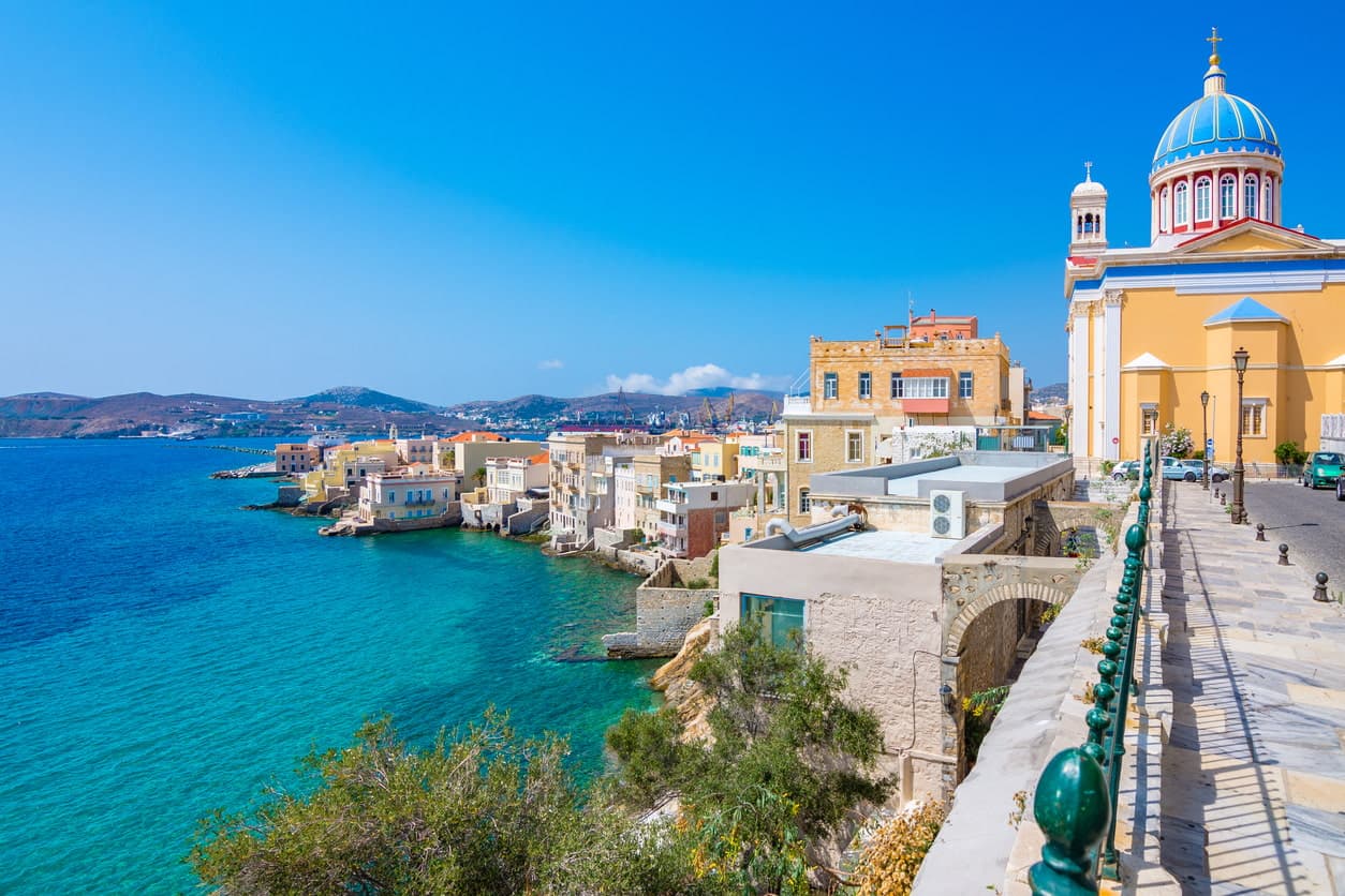 Τα νεοκλασικά σπίτια και ο Άγιος Νικόλαος στην Σύρο