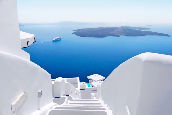 Scalinata bianca a Santorini con vista sulla caldera e il vulcano, Cicladi, Grecia