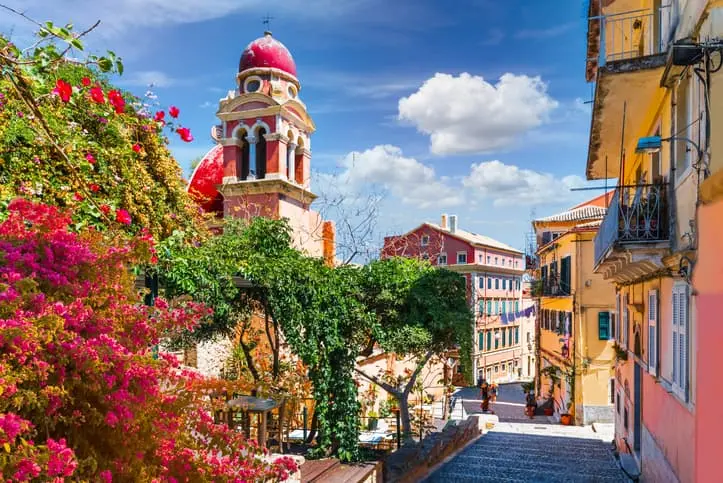 Vicolo di Corfù Città con campanile veneziano rosso e bouganville fiorite