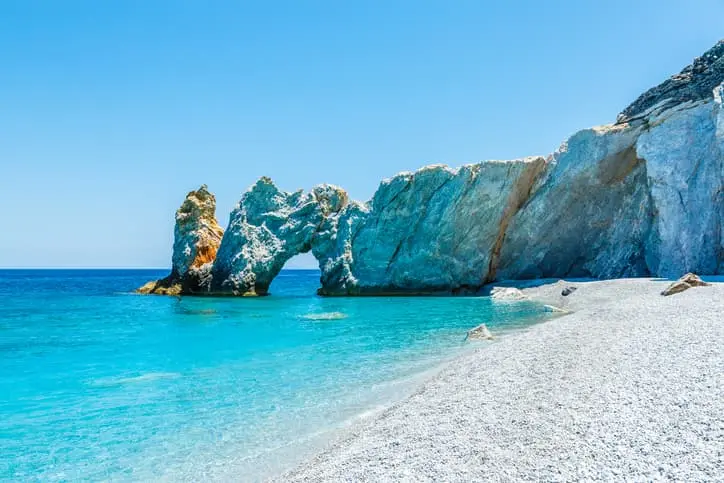 Spiaggia di Lalaria a Skiathos con arco di roccia bianca e mare turchese