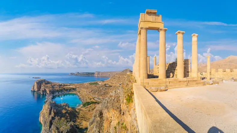 Colonne dell'Acropoli di Lindos a Rodi con vista sulla baia e il mare turchese